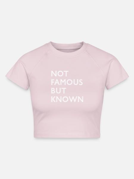 NOT FAMOUS BUT KNOWN - Cropped Frauen Organic T-Shirt - Puderrosa