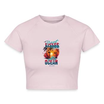 Sonnenuntergang am Meer Design - Cropped Frauen Organic T-Shirt - Puderrosa - Vorne - AI Model Female 172 dark (172cm)