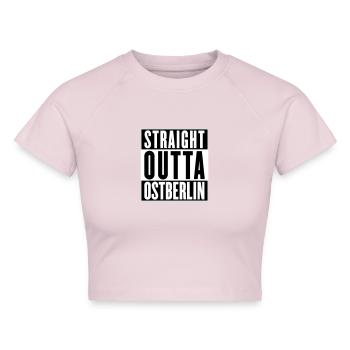 Straight outta Ostberlin (Farbe änderbar) - Cropped Frauen Organic T-Shirt - Puderrosa - Vorne - AI Model Female 172 dark (172cm)
