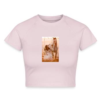 Rubjen & Anita an der Blumenschaukel - Cropped Frauen Organic T-Shirt - Puderrosa - Vorne - AI Model Female 172 dark (172cm)