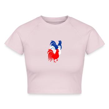 Drei französische Hähne coq mit französisch drei Farben - Cropped Frauen Organic T-Shirt - Puderrosa - Vorne - AI Model Female 172 dark (172cm)