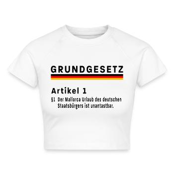 Grundgesetz Mallorca Urlaub Satire - Cropped Frauen Organic T-Shirt - Weiß - Vorne - AI Model Female 172 dark (172cm)