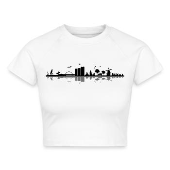 Skyline - Küste Fehmarn - Cropped Frauen Organic T-Shirt - Weiß - Vorne - AI Model Female 172 dark (172cm)