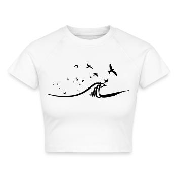 Flug von Möwen über den Wellen - Cropped Frauen Organic T-Shirt - Weiß - Vorne - AI Model Female 172 dark (172cm)