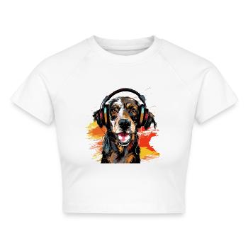 Witziger Hund mit Kopfhörer Hunde Design - Cropped Frauen Organic T-Shirt - Weiß - Vorne - AI Model Female 172 dark (172cm)