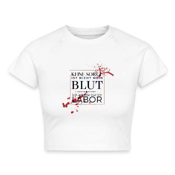 Blutflecken im Labor BMA MTA - Cropped Frauen Organic T-Shirt - Weiß - Vorne - AI Model Female 172 dark (172cm)