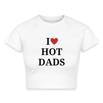 "I LOVE HOT DADS" - Cropped Frauen Organic T-Shirt - Weiß - Vorne - AI Model Female 172 dark (172cm)