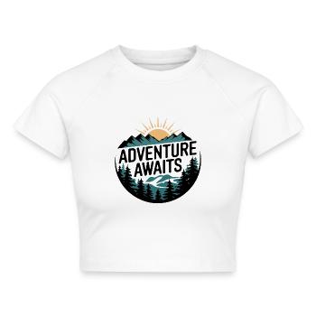 Adventure Awaits – Bergpanorama - Cropped Frauen Organic T-Shirt - Weiß - Vorne - AI Model Female 172 dark (172cm)