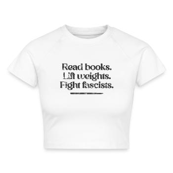 Read books. Lift weights. Fight fascists. -Vintage - Cropped Frauen Organic T-Shirt - Weiß - Vorne - AI Model Female 172 dark (172cm)