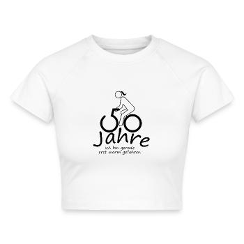 50 Jahre – Erst warm gefahren - Cropped Frauen Organic T-Shirt - Weiß - Vorne - AI Model Female 172 dark (172cm)