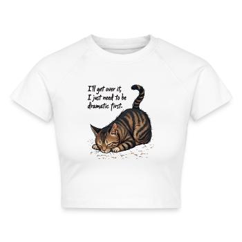 Dramatische Katze - Cropped Frauen Organic T-Shirt - Weiß - Vorne - AI Model Female 172 dark (172cm)