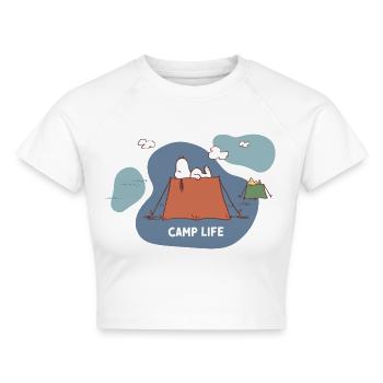 Peanuts Snoopy Camp Life Zelt Camping - Cropped Frauen Organic T-Shirt - Weiß - Vorne - AI Model Female 172 dark (172cm)