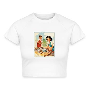 50er Kinder bereiten beim Camping Essen zu - Cropped Frauen Organic T-Shirt - Weiß - Vorne - AI Model Female 172 dark (172cm)