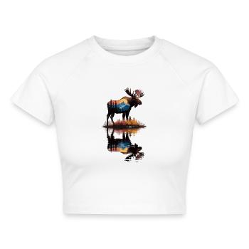 Elch Natur Spiegelung – Wald & Berge - Cropped Frauen Organic T-Shirt - Weiß - Vorne - AI Model Female 172 dark (172cm)