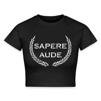 Sapere Aude - lateinisches Sprichwort - Cropped Frauen Organic T-Shirt - Schwarz - Vorne - AI Model Female 172 light (172cm)