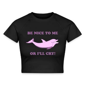 Süßer Delfin – Be Nice to Me or I’ll Cry - Cropped Frauen Organic T-Shirt - Schwarz - Vorne - AI Model Female 172 light (172cm)