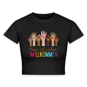Hier ist jeder willkommen - Cropped Frauen Organic T-Shirt - Schwarz - Vorne - AI Model Female 172 light (172cm)