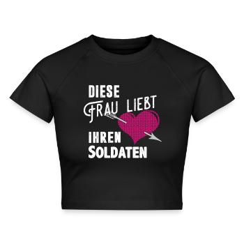 Diese Frau liebt ihren Soldaten - Cropped Frauen Organic T-Shirt - Schwarz - Vorne - AI Model Female 172 light (172cm)