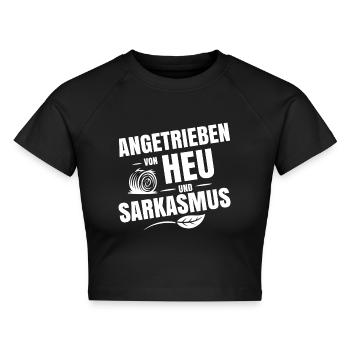 Angetrieben von Heu und Sarkasmus - Cropped Frauen Organic T-Shirt - Schwarz - Vorne - AI Model Female 172 light (172cm)