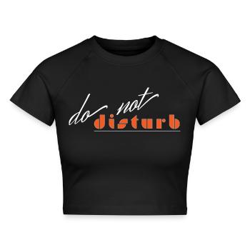 "do not disturb" Nicht stören Design - Cropped Frauen Organic T-Shirt - Schwarz - Vorne - AI Model Female 172 light (172cm)