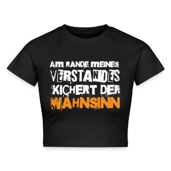 AM RANDE MEINES VERSTANDES KICHERT DER WAHNSINN - Cropped Frauen Organic T-Shirt - Schwarz - Vorne - AI Model Female 172 light (172cm)