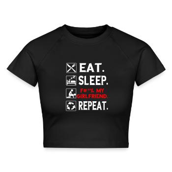 Eat. Sleep. F#*% My Girlfriend. Repeat. Tee Shirt - Cropped Frauen Organic T-Shirt - Schwarz - Vorne - AI Model Female 172 light (172cm)