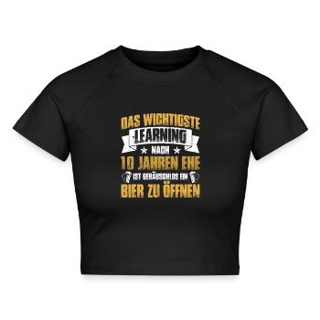 Learning 10. Hochzeitstag Rosenhochzeit - Cropped Frauen Organic T-Shirt - Schwarz - Vorne - AI Model Female 172 light (172cm)