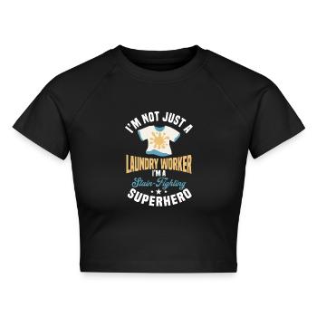 Wäschereimitarbeiter Spruch - Cropped Frauen Organic T-Shirt - Schwarz - Vorne - AI Model Female 172 light (172cm)