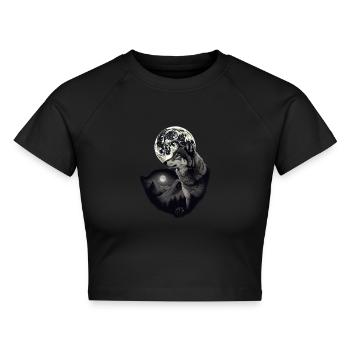 Wald mit Vollmond und grauem Wolf wildes Tier - Cropped Frauen Organic T-Shirt - Schwarz - Vorne - AI Model Female 172 light (172cm)