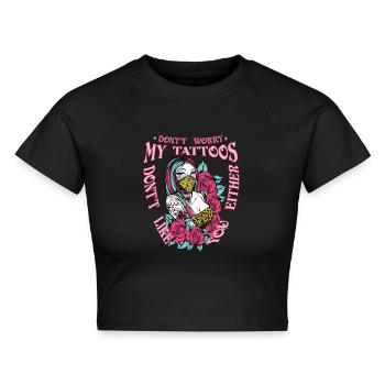 Schlangen Tattoo - Bild mit Frau und Rosen - Cropped Frauen Organic T-Shirt - Schwarz - Vorne - AI Model Female 172 light (172cm)