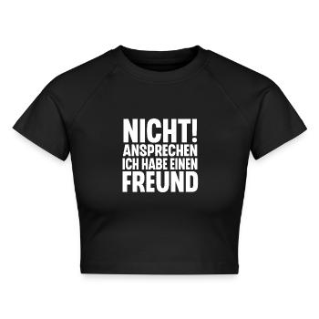 Nicht Ansprechen Ich Habe Einen Freund - Cropped Frauen Organic T-Shirt - Schwarz - Vorne - AI Model Female 172 light (172cm)