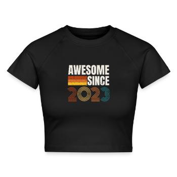 Großartig seit dem Retro-Vintage-Geburtstag 2023 - Cropped Frauen Organic T-Shirt - Schwarz - Vorne - AI Model Female 172 light (172cm)
