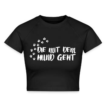 DIE MIT DEM HUND GEHT - HUNDELIEBE - HUNDEFREUND - Cropped Frauen Organic T-Shirt - Schwarz - Vorne - AI Model Female 172 light (172cm)