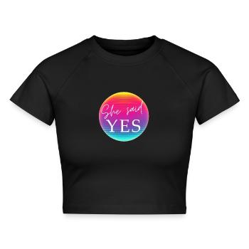 SHE SAID YES! Cool Neon Kreis Personalisierbar - Cropped Frauen Organic T-Shirt - Schwarz - Vorne - AI Model Female 172 light (172cm)