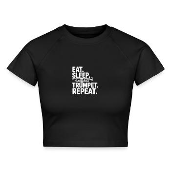 Iss. Schlaf. Trompete. Wiederholen. - Cropped Frauen Organic T-Shirt - Schwarz - Vorne - AI Model Female 172 light (172cm)
