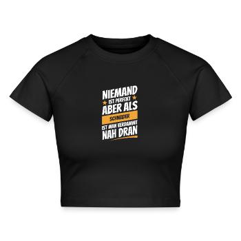 Niemand ist perfekt - Schneider - Spruch - Cropped Frauen Organic T-Shirt - Schwarz - Vorne - AI Model Female 172 light (172cm)