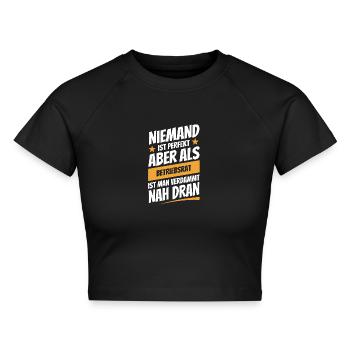 Niemand ist perfekt - Betriebsrat - Spruch - Cropped Frauen Organic T-Shirt - Schwarz - Vorne - AI Model Female 172 light (172cm)