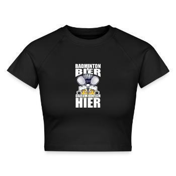 Lustiger Spruch Badminton Bier darum bin ich hier - Cropped Frauen Organic T-Shirt - Schwarz - Vorne - AI Model Female 172 light (172cm)
