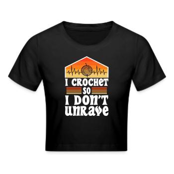I crochet so i don't unravel - Frauen Cropped T-Shirt - Schwarz - Vorne - Marisol (170cm)