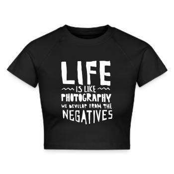 Life Is Like Photography... - Frauen Cropped T-Shirt - Schwarz - Vorne - Marisol (170cm)