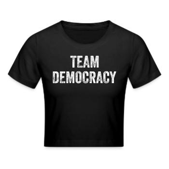 Democracy Team - Für Meinungsfreiheit - Frauen Cropped T-Shirt - Schwarz - Vorne - Marisol (170cm)