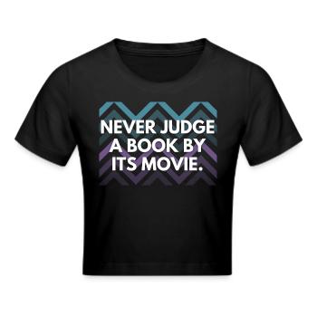 Never judge a book by its movies - Frauen Cropped T-Shirt - Schwarz - Vorne - Marisol (170cm)
