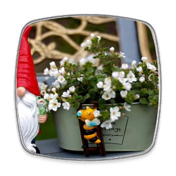 Nain de jardin dans un pot de fleurs - Magnet carré - blanc - Devant