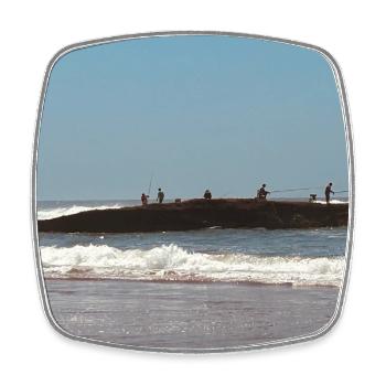 Pêcheurs sur une île rocheuse - Magnet carré - blanc - Devant