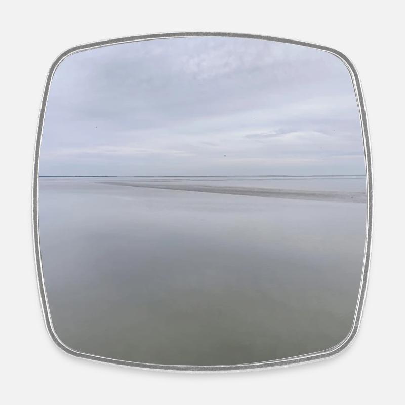 Bord de mer silencieux avec reflet du ciel - Magnet carré - blanc