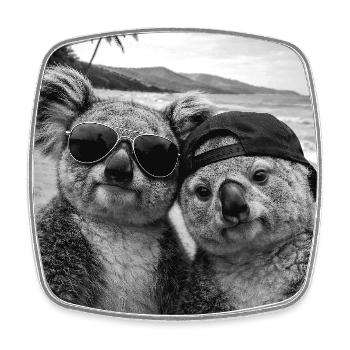 Koalas on the beach: sunglasses duo - Square fridge magnet - white - Front