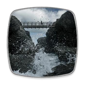 Stürmische Aufnahme der Brücke, die die Insel Porth verbindet - Viereckiger Kühlschrankmagnet - Weiß - Vorne