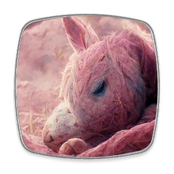 Bébé cheval gît sur le sol Rosa V - Magnet carré - blanc - Devant