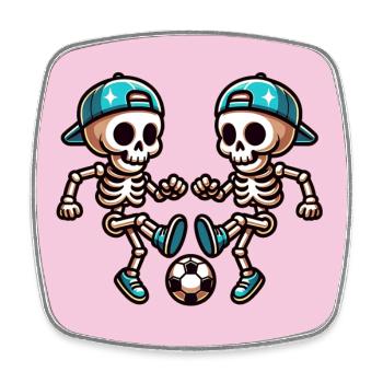 Zwei lustige Gerippe mit Basecap spielen Fussball - Viereckiger Kühlschrankmagnet - Weiß - Vorne