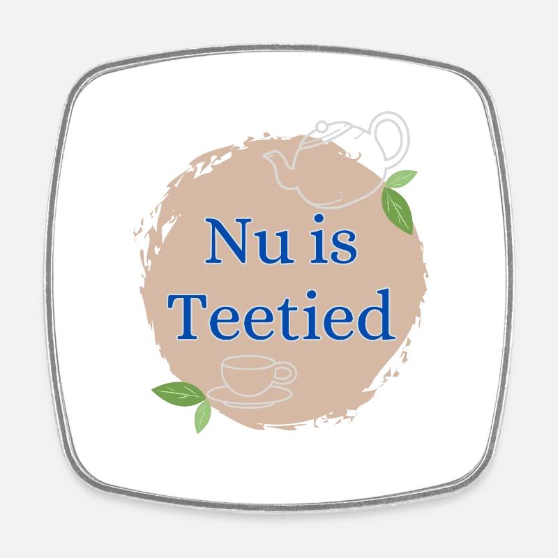 Nu is Teetied - Viereckiger Kühlschrankmagnet - Weiß
